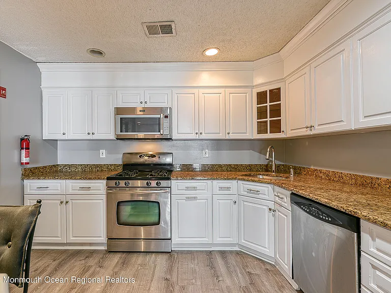 45 Tulip Ln — Photo 3