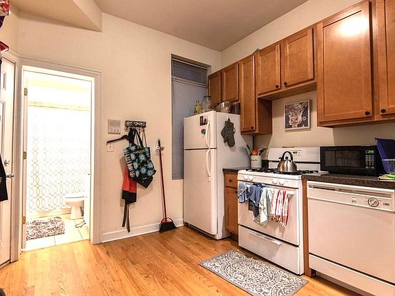 2nd image of 623 W Armitage Ave #2