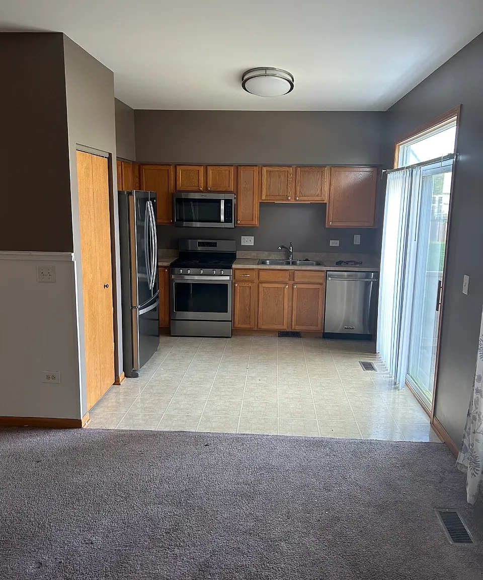 3 bed, 2.5 bath, 1400 sqft, $2,200 — Photo 2
