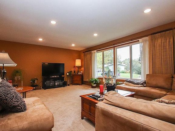 3rd image of 808 Everett Dr