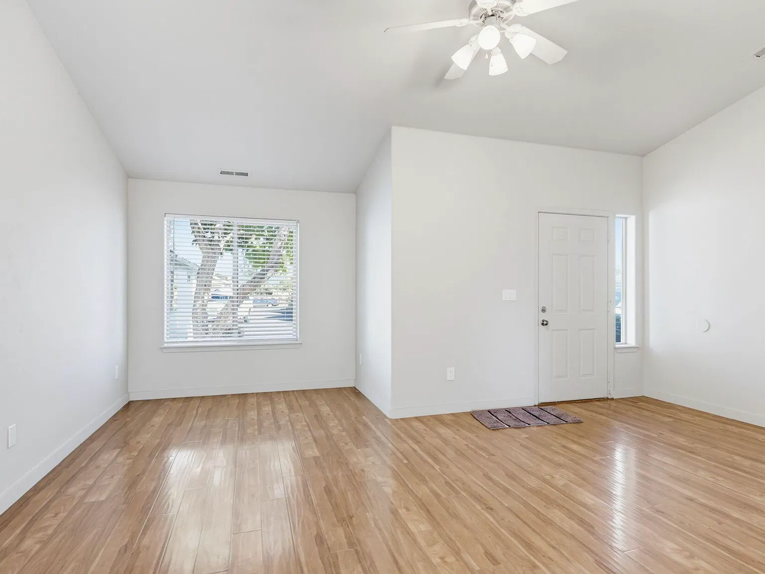 3 bed, 1200 sqft, $1,900 — Photo 3