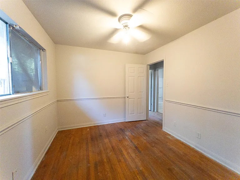 814 Eastlake St — Photo 15