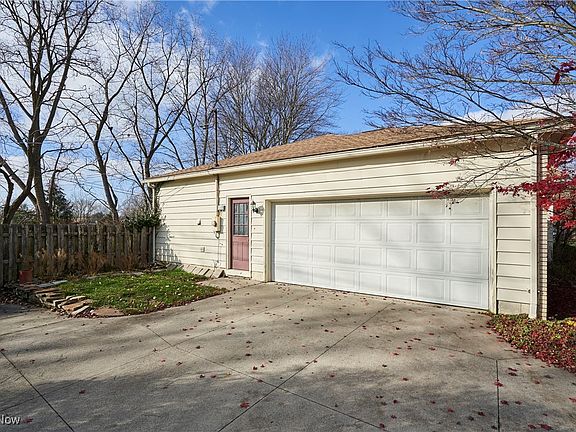3rd image of 2920 Thomas Dr