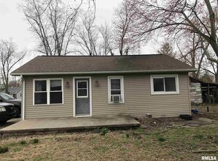 301 1st St, Crossville, IL 62827