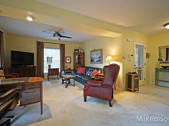 5th image of 360 Carver St