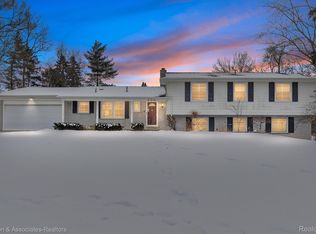 408 Henley Dr, Bloomfield Hills, MI 48304