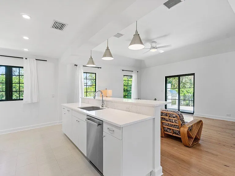 210 S Lake Dr — Photo 12