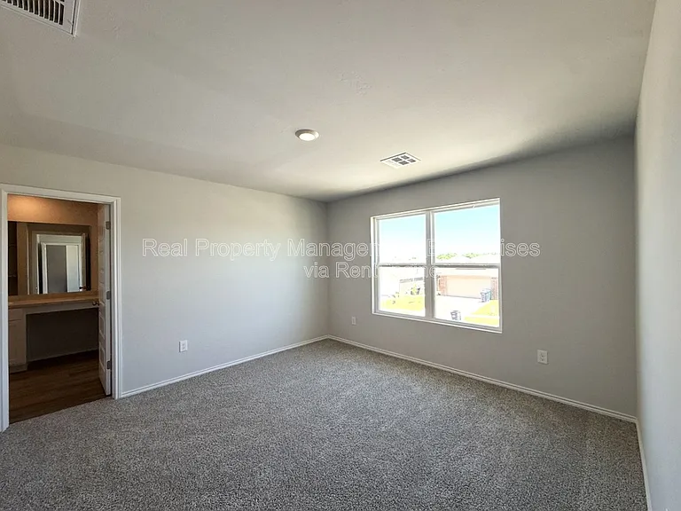 9521 Stallion Dr — Photo 6