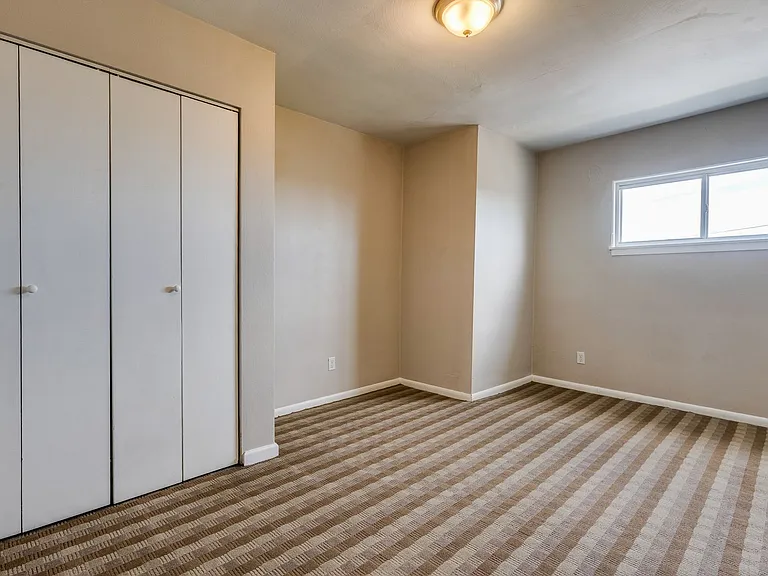 Great building with off street parking, views of the city, laundry on site! — Photo 26