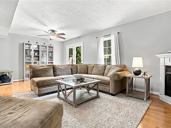 3rd image of 1343 Meadowbrook Dr