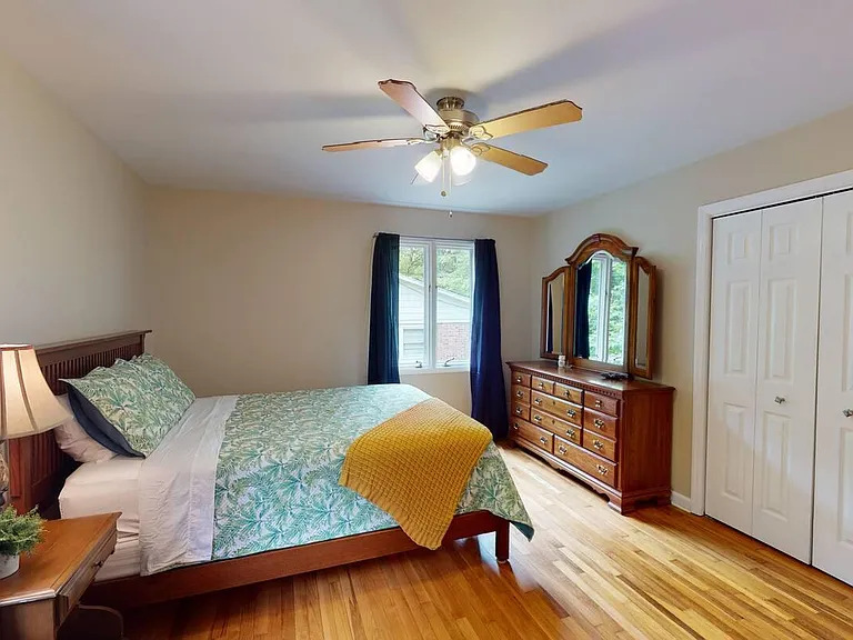 300 Holly Dr — Photo 2