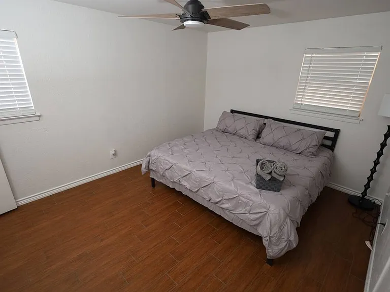 4409 Kings Cir N — Photo 8
