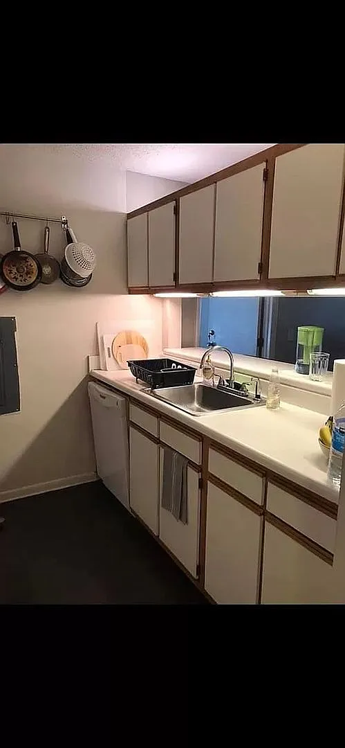 Room in 4 Bedroom Home at University Ct — Photo 2
