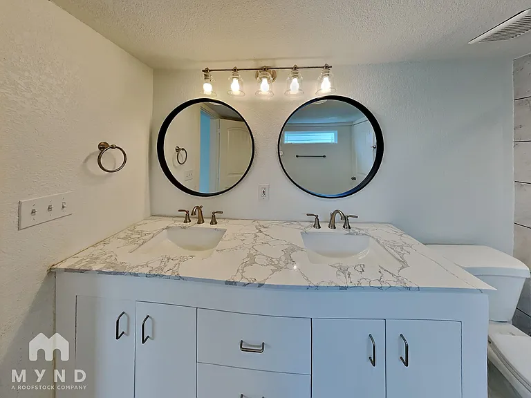 2302 S Polk St — Photo 11