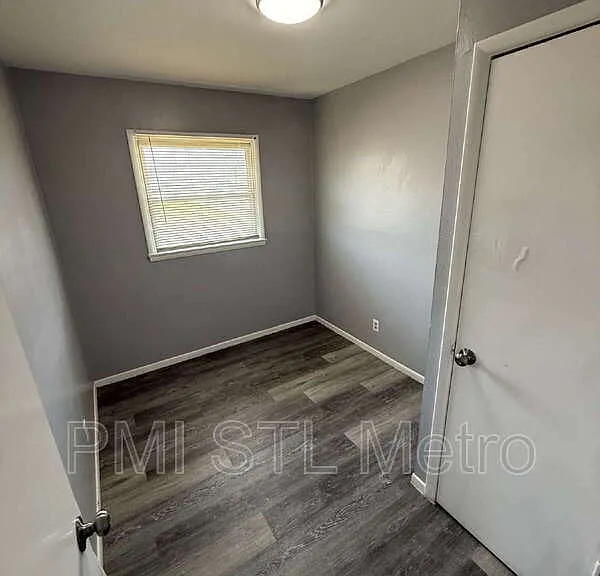 323 Shepley Dr — Photo 3