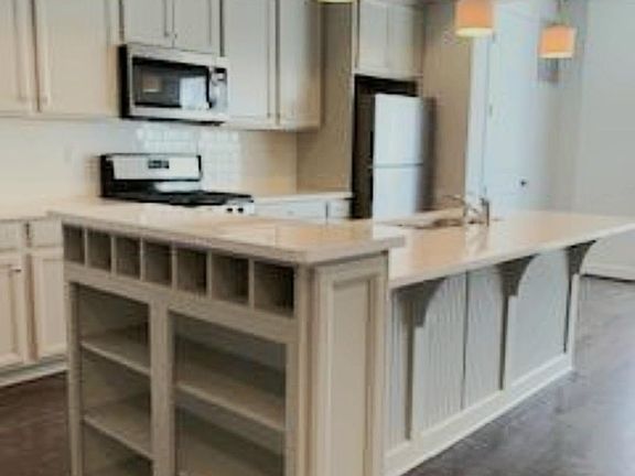 5th image of 404 Mayer Pl