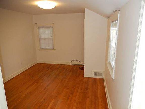 Street side bedroom (1)