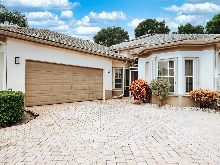 7512 Eagle Point Dr — Photo 2