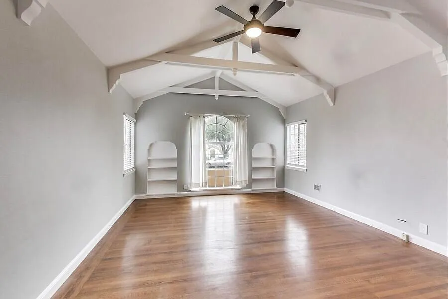 Beautiful 3 Bedroom with Renovated Kitchen — Photo 4