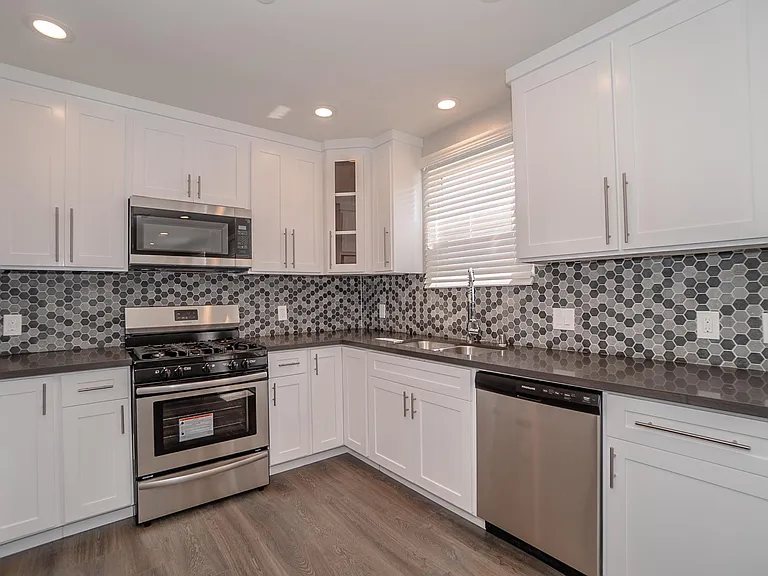 2631 S La Salle Ave — Photo 23