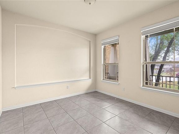 5th image of 157 Crescent Heights Dr