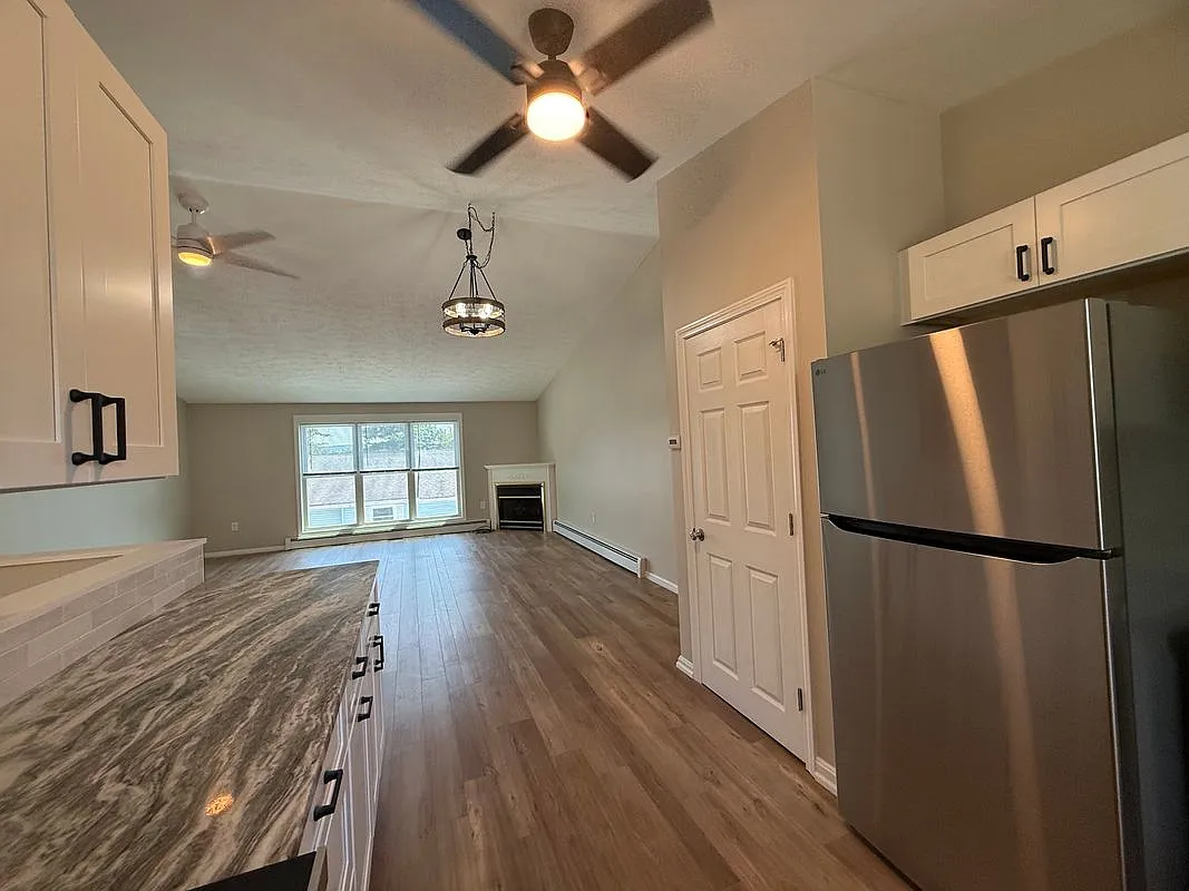 2 bed, 1.0 bath, 1102 sqft, $2,595 — Photo 3