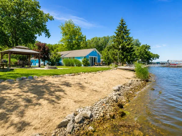 27717 W Grass Lake Dr, Spring Grove, IL 60081
