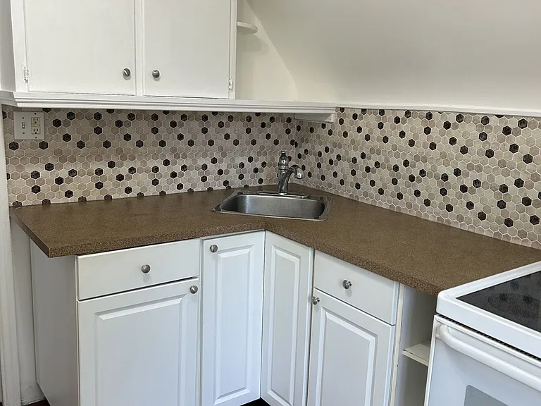 303 Carlton St #2 — Photo 7