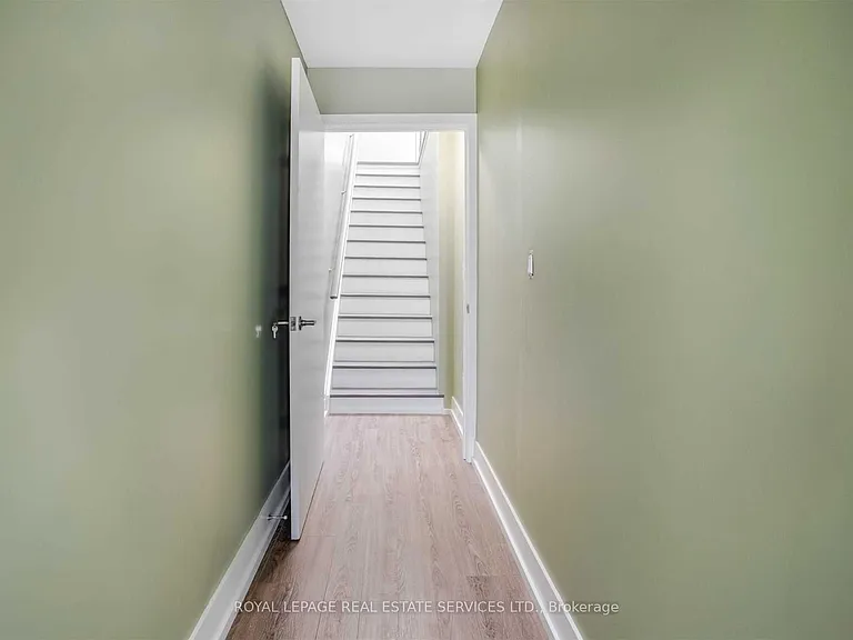 86 Givins St #UPPER — Photo 4