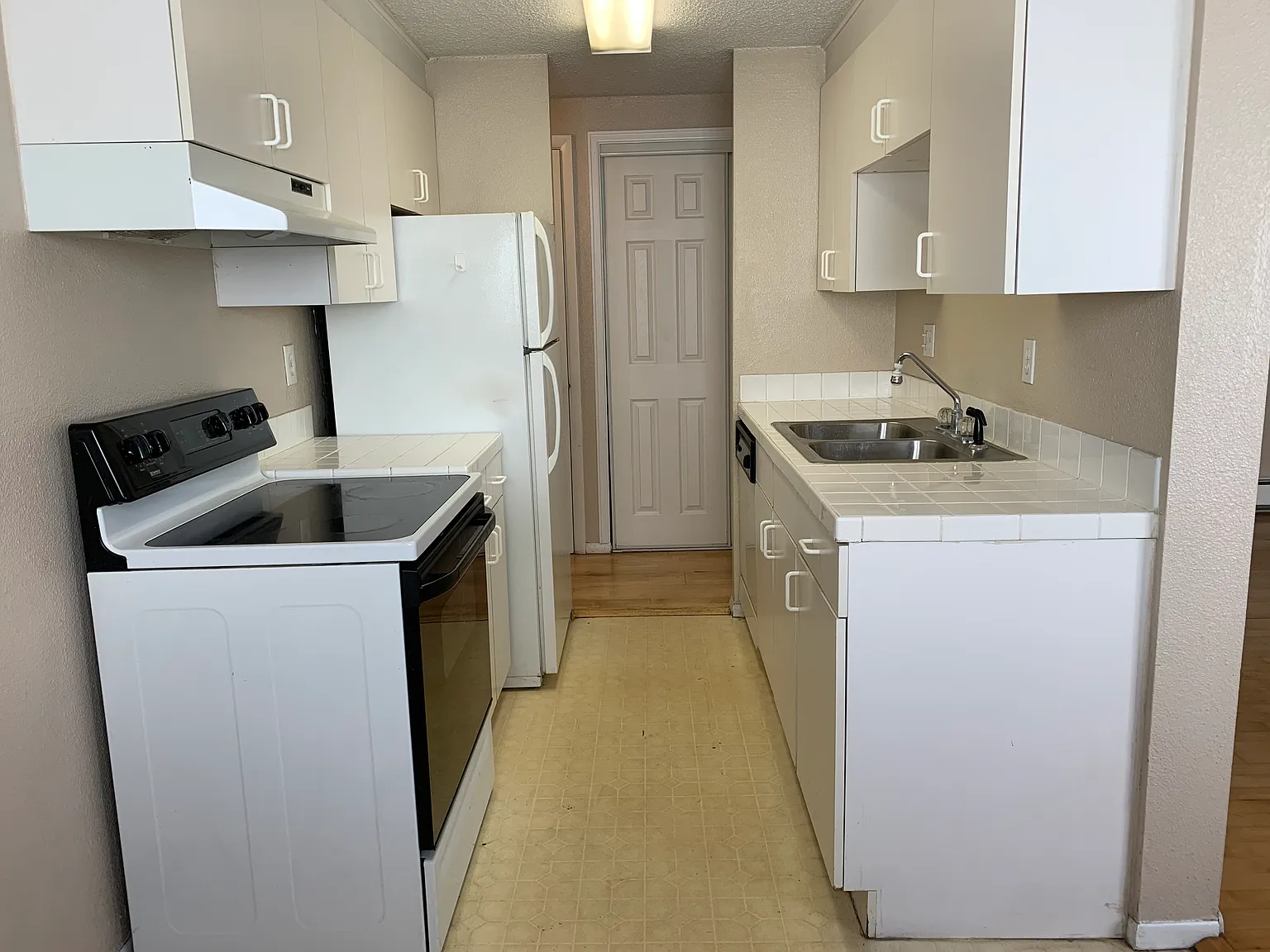Spacious 1 Bedroom available in Capp Hill — Photo 4