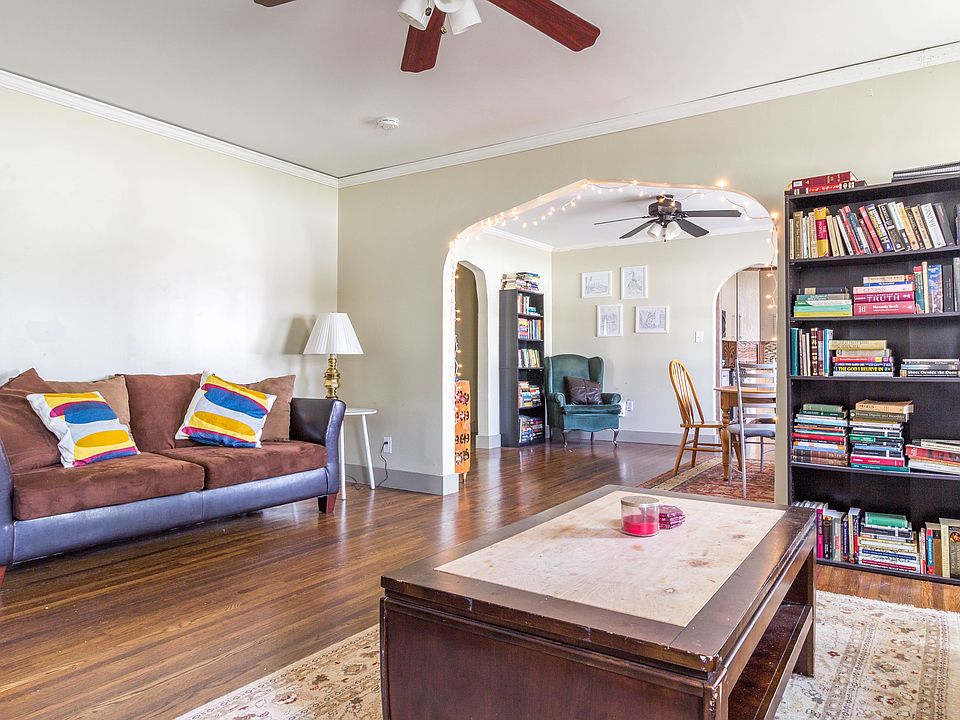 Livingroom looking in to Dining room