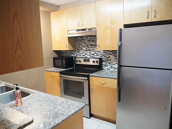 4th image of 1601 S Shepherd Dr APT 19