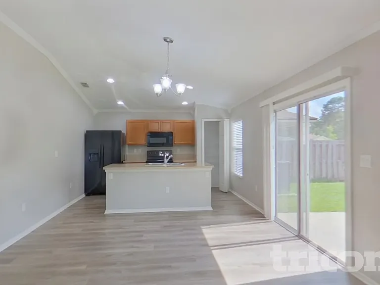 11931 Alexandra Dr — Photo 4