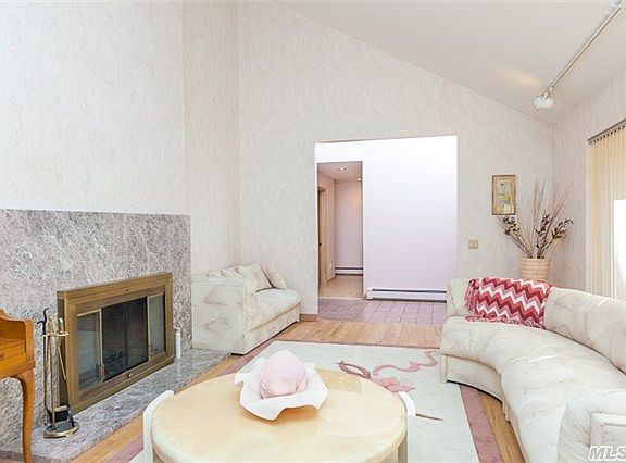 3rd image of 109 East Ct