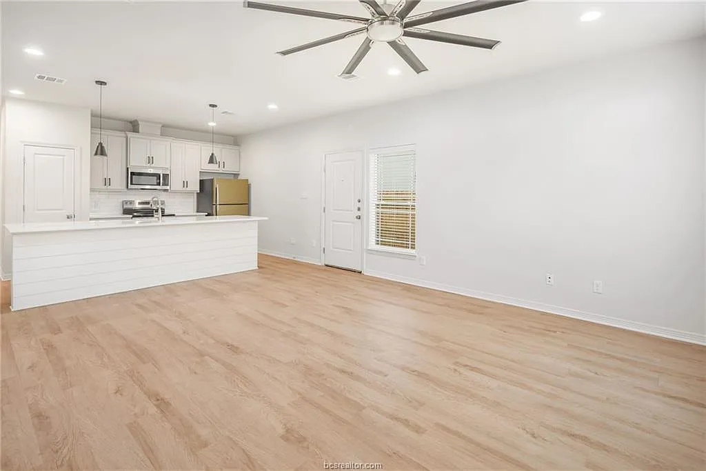6 bed, 6.5 bath, 2446 sqft, $4,950 — Photo 3