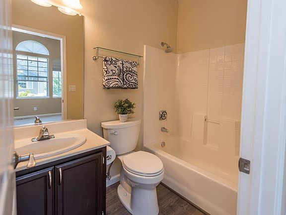 5th image of 634 Laurel Grove Cir