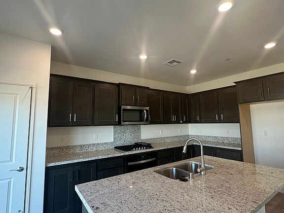 4th image of 27434 Astoria Dr