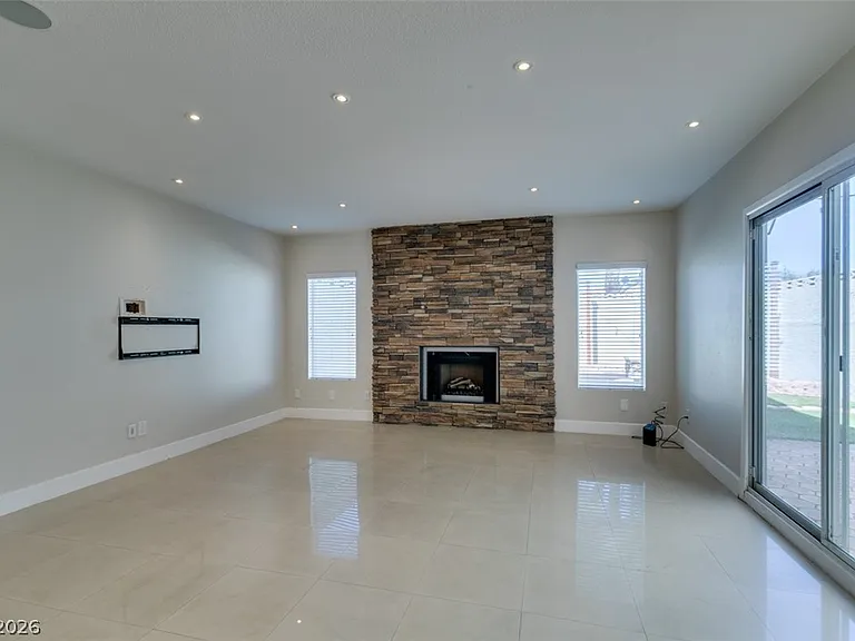 5046 Schumann Dr — Photo 7