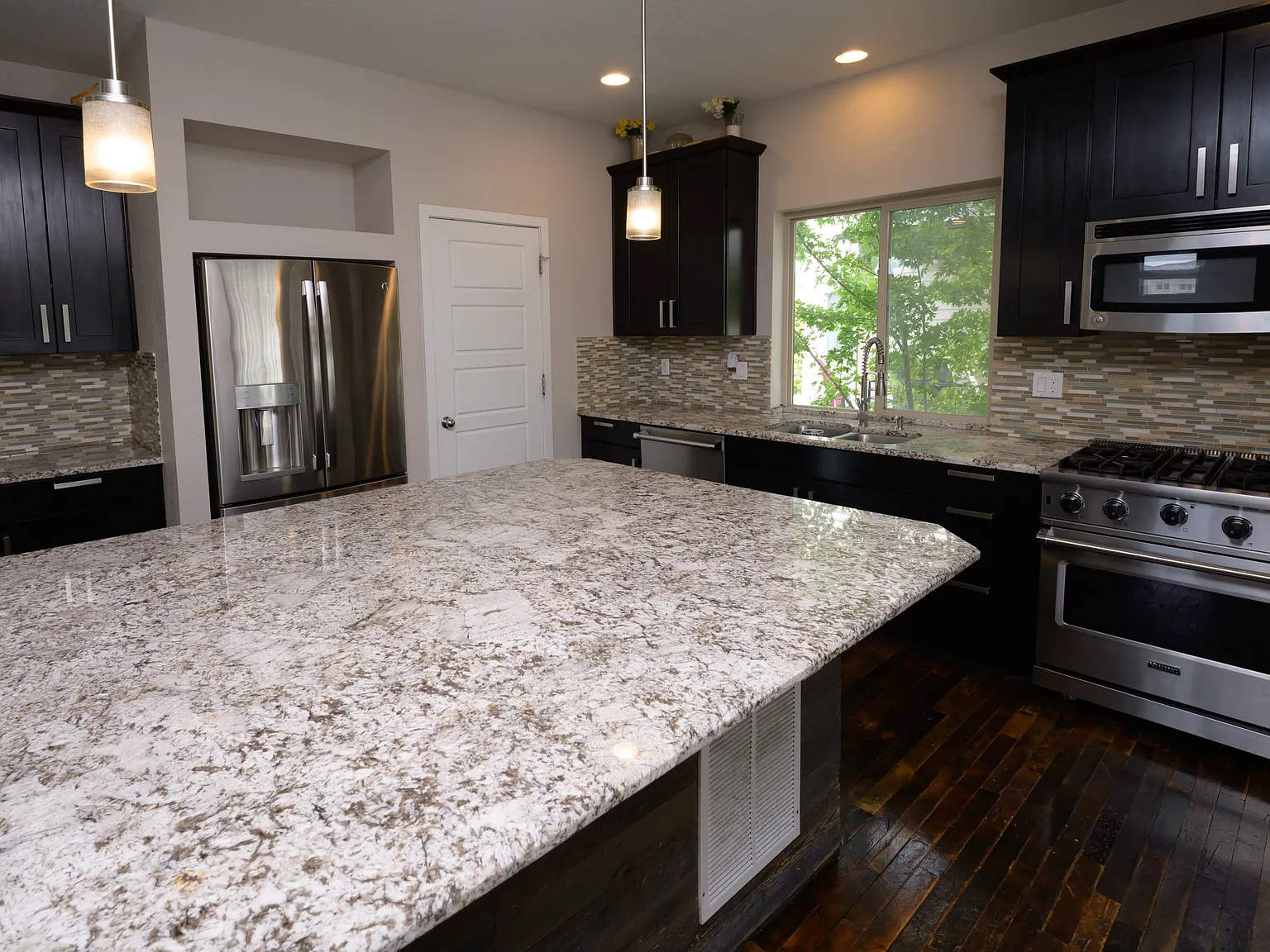 3 bed, 2.5 bath, 2359 sqft, $2,895 — Photo 4