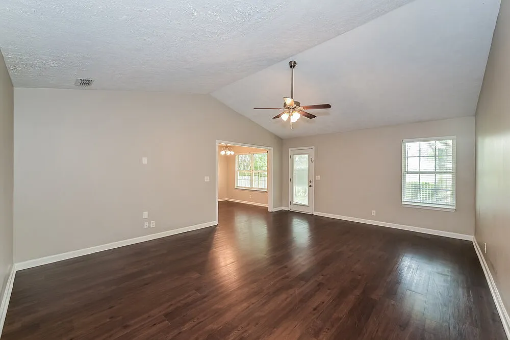 3 bed, 2.0 bath, 1389 sqft, $2,000 — Photo 4