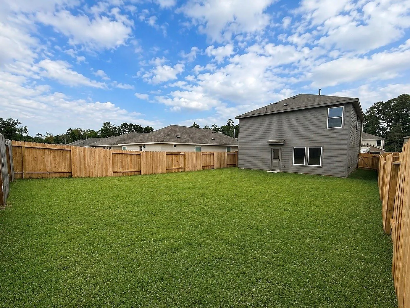 4 bed, 2.5 bath, 1979 sqft, $2,000 — Photo 2