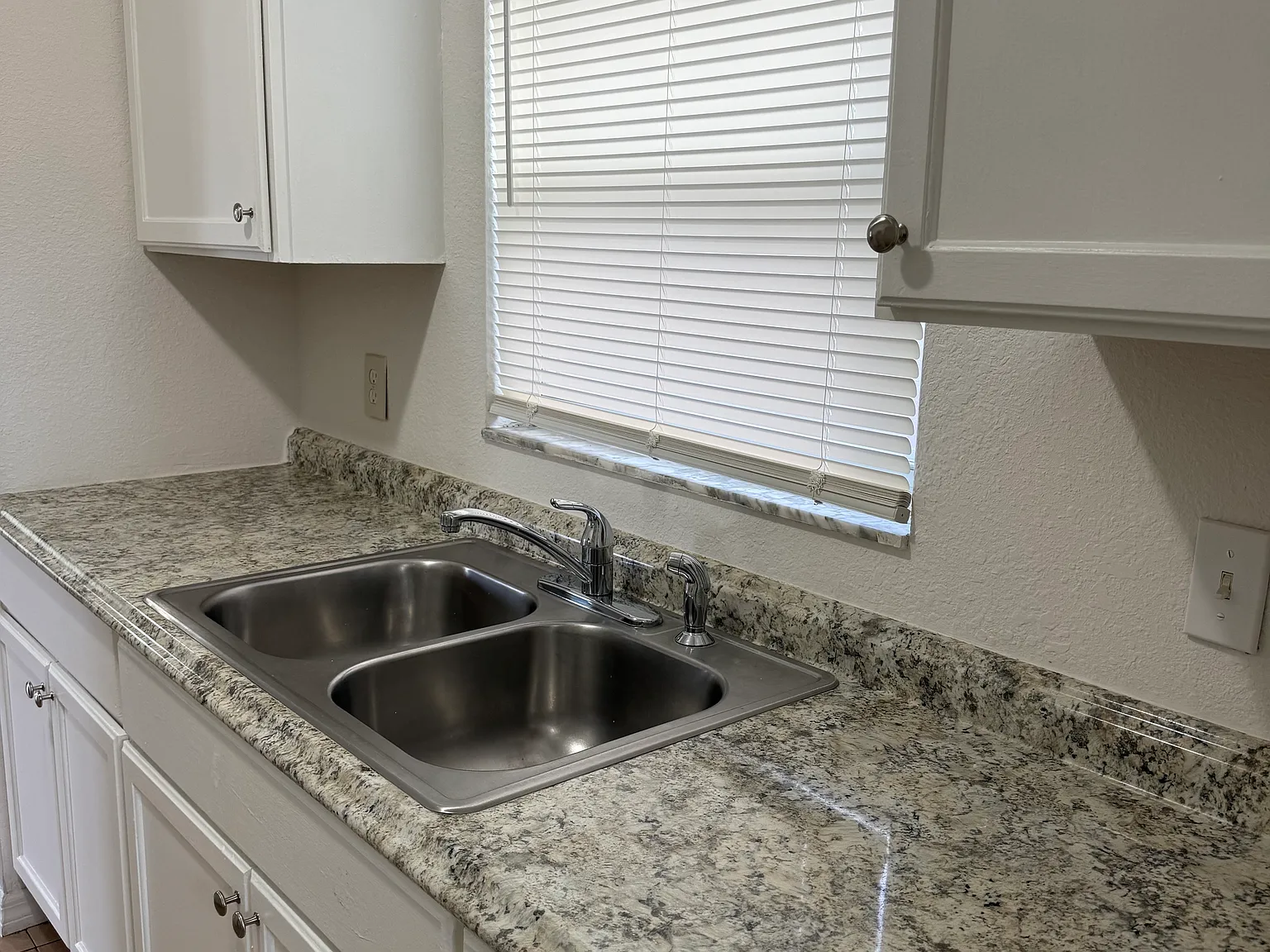 2 bed, 1.5 bath, 930 sqft, $1,600 — Photo 2
