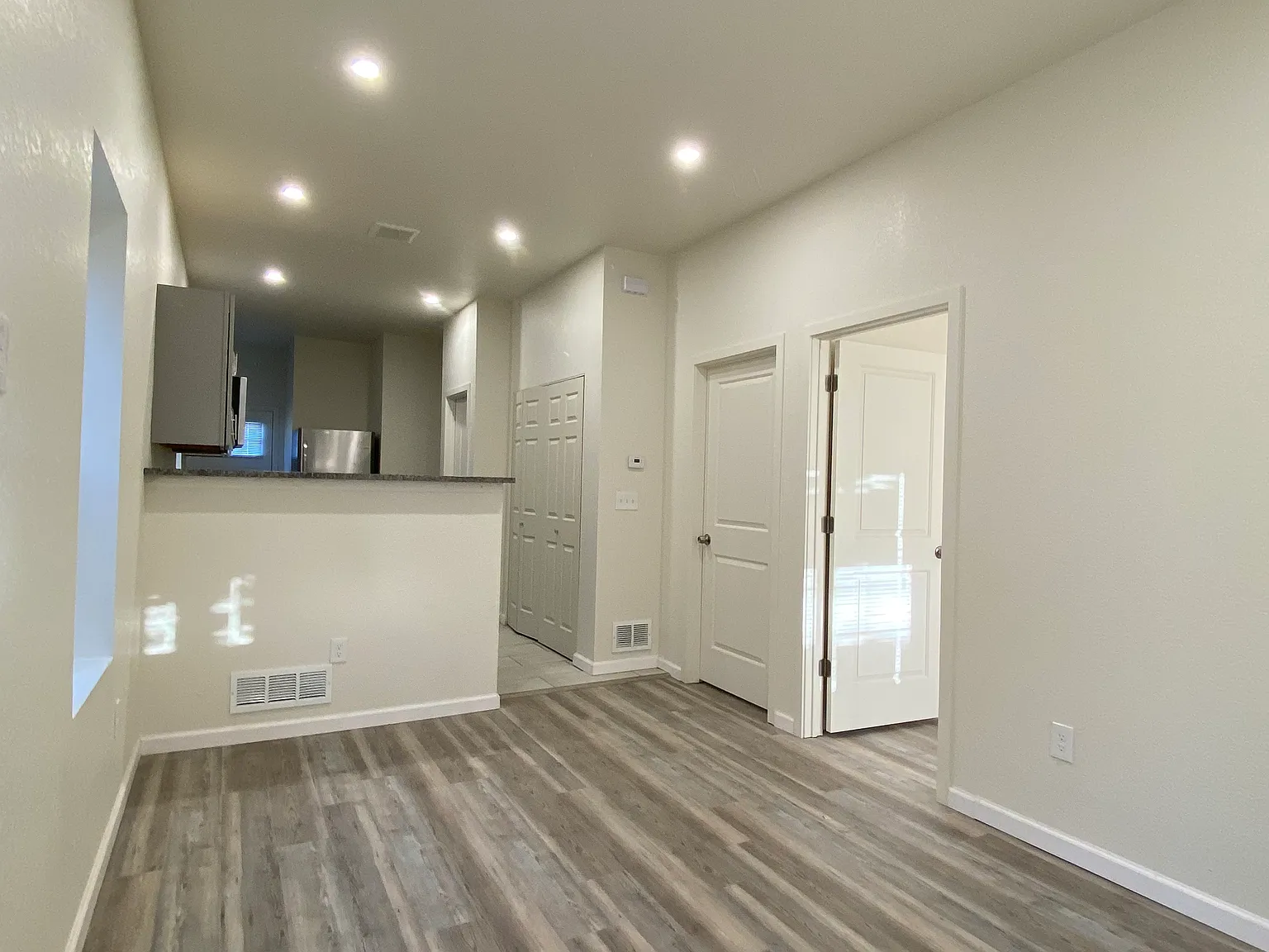 4 bed, 1000 sqft, $2,495 — Photo 4