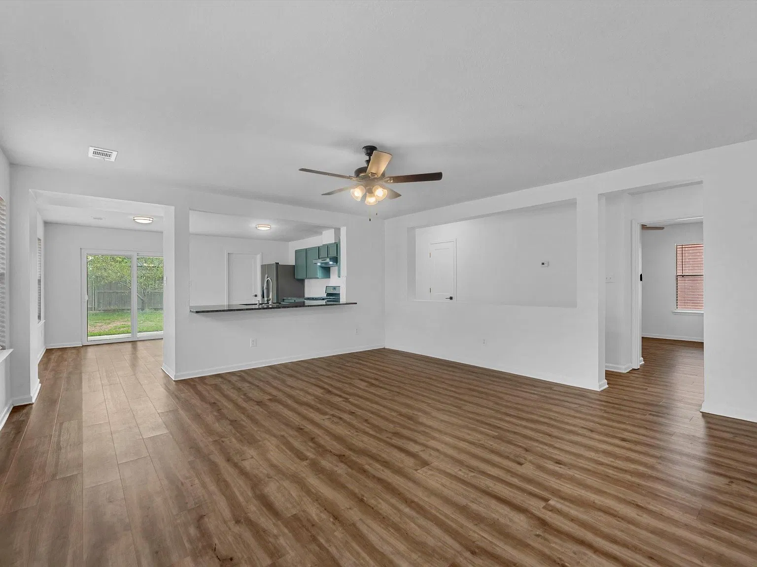 3 bed, 2.0 bath, 1450 sqft, $1,950 — Photo 2