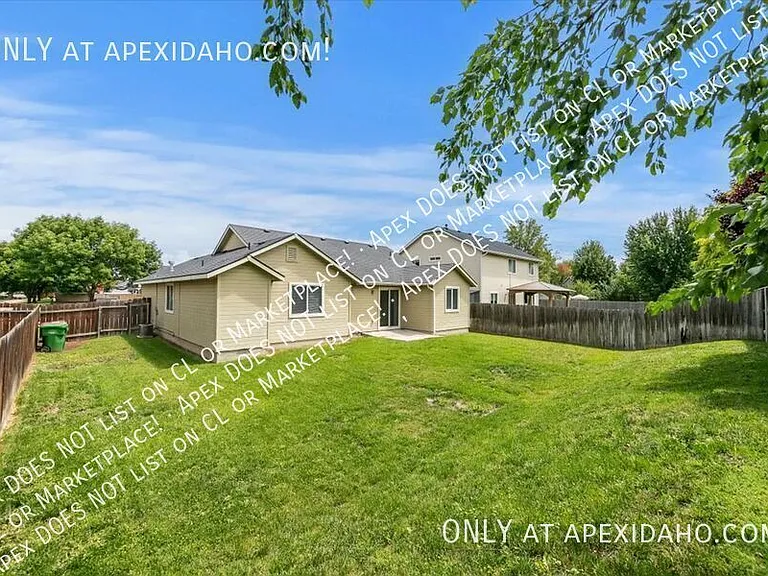 3851 N Lezana Ave — Photo 33