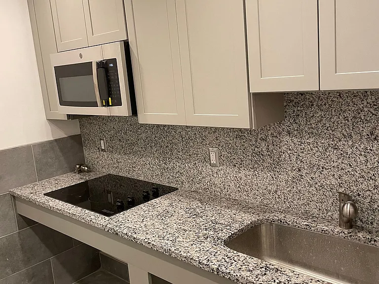 CORPORATE EXECUTIVE HOUSING — Photo 14