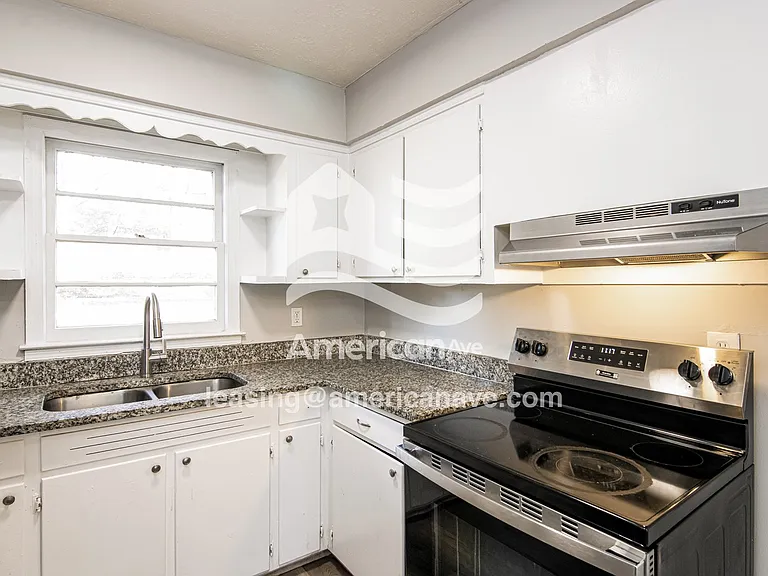 1494141_008_kitchen_8.jpg