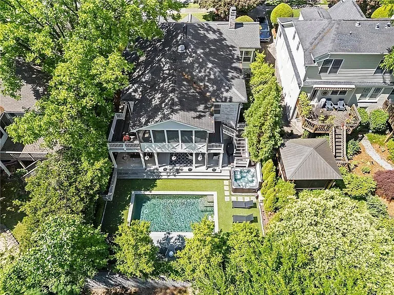 663 Yorkshire Rd NE — Photo 8
