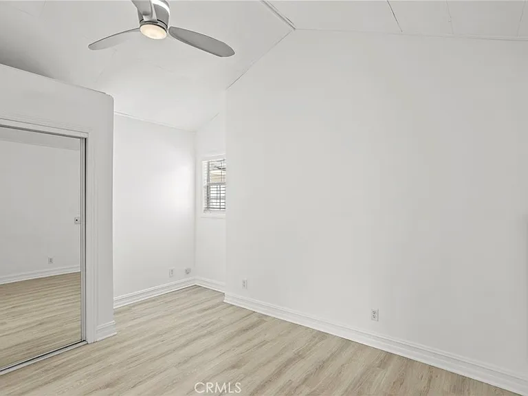 286 E 19th St #B — Photo 9