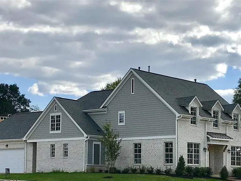 327 Belfair Cv — Photo 2